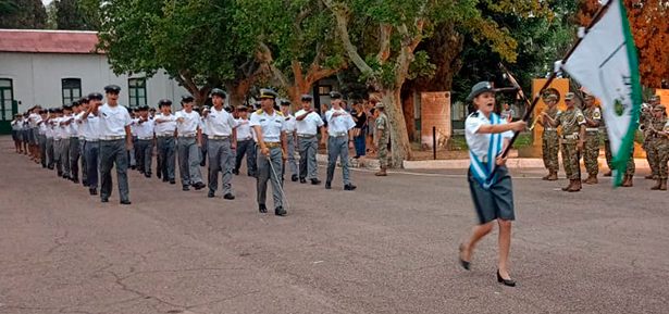Entrega de uniformes a cadetes de 2do año